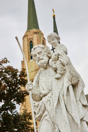 Foto de Imagen de San José estatua conmemorativa del Padre Brammer fuera de la Catedral de la Inmaculada Concepción iglesia - Imagen libre de derechos