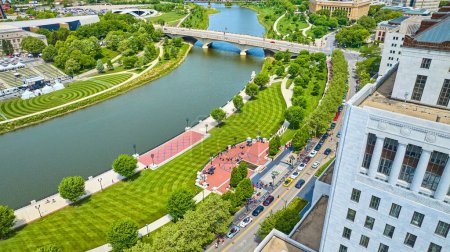 Téléchargez les photos : Image de Scioto Mile Promenade à côté de la rivière Scioto à Columbus Ohio aérienne avec voie verte - en image libre de droit