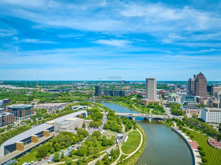 Téléchargez les photos : Image aérienne des deux côtés de la rivière Scioto dans le centre-ville de Columbus Ohio avec le Centre de la science et de l'industrie - en image libre de droit