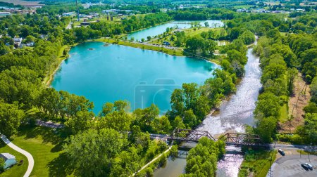Foto de Imagen de Aerial of Ariel Foundation Park con puente de tren y magníficos estanques de teca y árboles de verano - Imagen libre de derechos