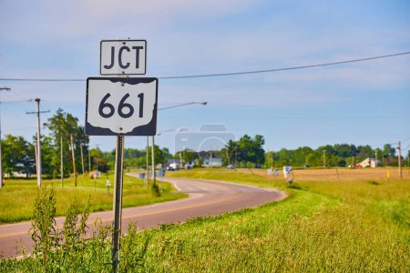 Téléchargez les photos : Image du panneau JCT 661 à côté de l'autoroute en été avec ciel bleu et nuages fins - en image libre de droit