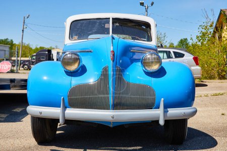 Téléchargez les photos : Image Vintage antique voiture bleu ciel, calandre métallique argentée, Berline spéciale Buick quatre portes - en image libre de droit