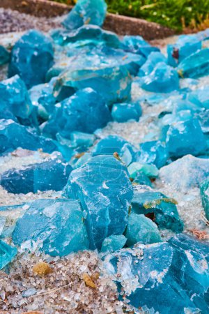Foto de Imagen de Fantásticos colores de vidrio azul que van desde pequeños guijarros hasta trozos del tamaño de una roca - Imagen libre de derechos