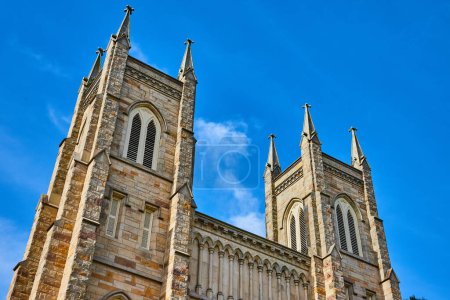 Foto de Imagen de las torres de la iglesia de St. Pauls Iglesia Episcopal con cielo azul y fondo de nube blanca - Imagen libre de derechos