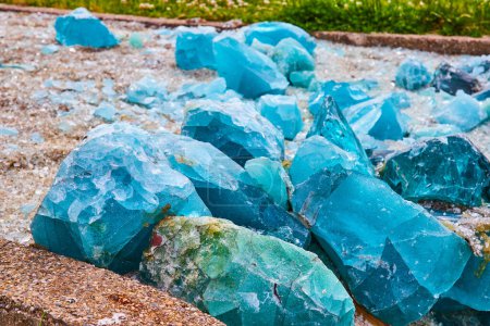 Foto de Imagen de Hermosos fragmentos de vidrio azul sentados en una pila de fragmentos de vidrio blanco en una carretera de vidrio - Imagen libre de derechos