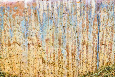 Foto de Imagen de Pared de hormigón con rayas de fondo texturizado de erosión química azul y marrón - Imagen libre de derechos