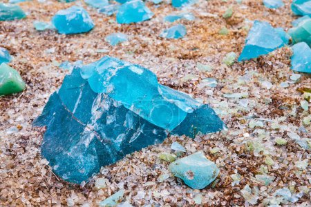 Foto de Imagen de trozos mágicos y magníficos de vidrio azul turquesa descansando sobre montones de cristal blanco - Imagen libre de derechos
