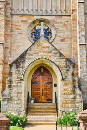 Foto de Imagen de Entrada frontal a la Iglesia Episcopal de St. Pauls con pesadas puertas de roble y cruz y vidrieras - Imagen libre de derechos