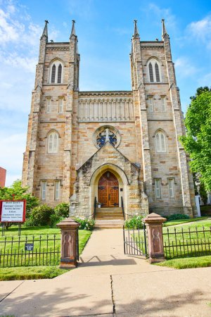Foto de Imagen de Vertical de la entrada principal a la Iglesia Episcopal de St. Pauls en el Monte Vernon - Imagen libre de derechos