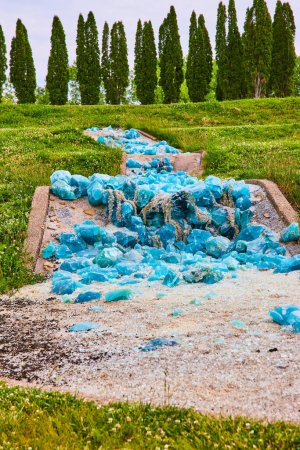 Foto de Imagen de Camino de cristal y grava con magníficos fragmentos de roca de cristal azul turquesa - Imagen libre de derechos