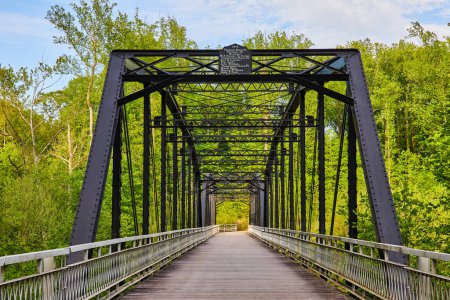 Téléchargez les photos : Image de Pont en métal foncé, noir, style pont de train, passerelle de planche en bois - en image libre de droit