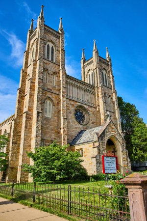 Foto de Imagen de Vertical of exterior of St. Pauls Episcopal Church in downtown Mount Vernon Ohio - Imagen libre de derechos