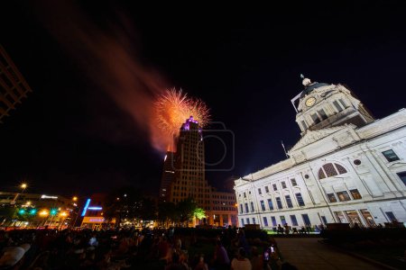 Téléchargez les photos : Image d'Orange et d'or 4 juillet feux d'artifice au centre-ville du palais de justice de Fort Wayne et de la tour Lincoln - en image libre de droit