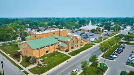 Téléchargez les photos : Image d'une large vue aérienne de l "école catholique St Jude et de l" église avec fenêtres d "école en construction - en image libre de droit