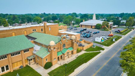 Téléchargez les photos : Image de l "école catholique aérienne St Jude et de l" église avec fenêtres d "école en construction - en image libre de droit