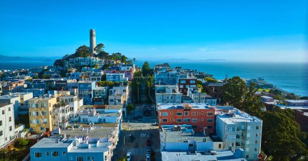 Téléchargez les photos : Image d'appartements montant une haute colline menant à la baie de San Francisco et à la tour Coit - en image libre de droit
