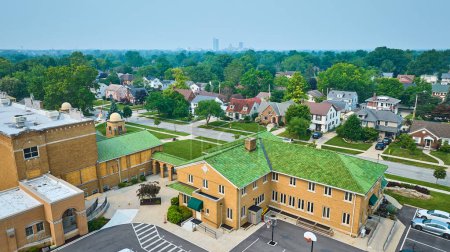 Téléchargez les photos : Image des fenêtres aériennes de l'école catholique St Jude accrochées et des gratte-ciel éloignés du centre-ville de Fort Wayne - en image libre de droit