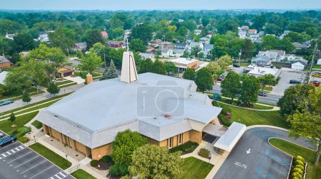 Foto de Imagen de la iglesia católica de Aerial St Jude con vista a los barrios en el día de verano - Imagen libre de derechos