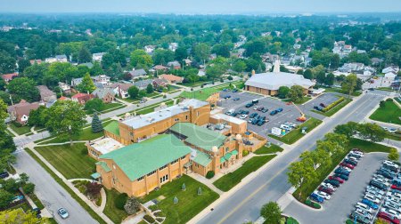 Téléchargez les photos : Image d'une large vue aérienne de l'église catholique St Jude et de l'école avec des fenêtres d'école en construction - en image libre de droit