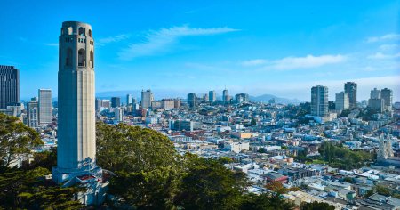 Téléchargez les photos : Image de la tour aérienne Coit sur Telegraph Hill avec vue sur la ville de San Francisco le jour du ciel bleu - en image libre de droit