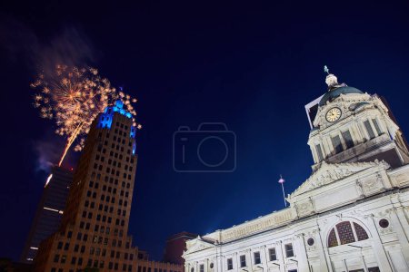 Téléchargez les photos : Image de lumières bleues sur la tour Lincoln avec des feux d'artifice dorés le 4 juillet et illuminé le palais de justice - en image libre de droit