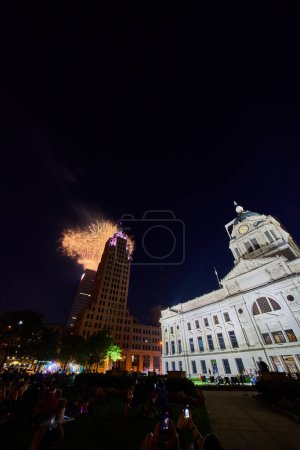 Téléchargez les photos : Image du 4 juillet au centre-ville de Fort Wayne avec palais de justice et Lincoln Tower et feux d'artifice dorés - en image libre de droit