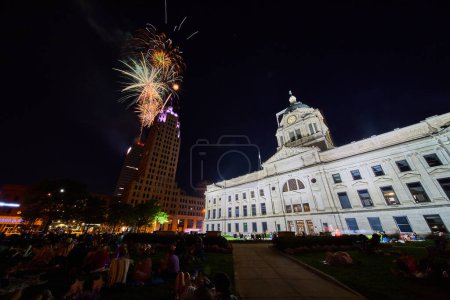 Téléchargez les photos : Image de feux d'artifice colorés du 4 juillet sur la tour Lincoln avec vue sur le palais de justice à Fort Wayne - en image libre de droit