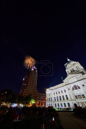 Téléchargez les photos : Image de feux d'artifice du palais de justice du comté d'Allen avec Lincoln Tower et Indiana Michigan Power building - en image libre de droit