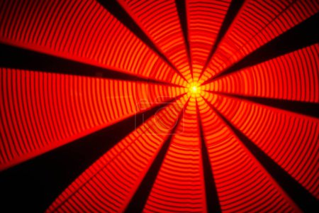 Téléchargez les photos : Image du centre du soleil jaune avec ondulation rouge et orange lumière et noir lignes abstraites de fond actif - en image libre de droit