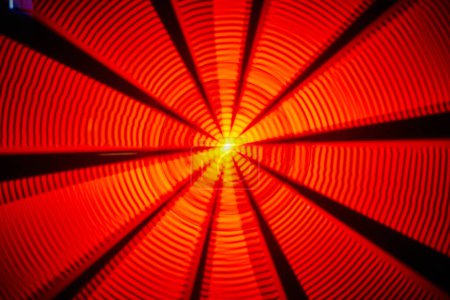 Téléchargez les photos : Image de fond abstrait atout du centre du soleil jaune avec ondulation rouge et orange lignes claires et noires - en image libre de droit