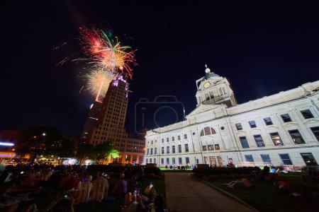 Téléchargez les photos : Image de feux d'artifice colorés du 4 juillet sur la vue de la tour Lincoln depuis la pelouse du palais de justice de Fort Wayne - en image libre de droit
