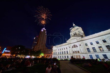 Téléchargez les photos : Image du centre-ville de Fort Wayne feux d'artifice sur la tour Lincoln avec vue sur le palais de justice et la pelouse avec foule - en image libre de droit