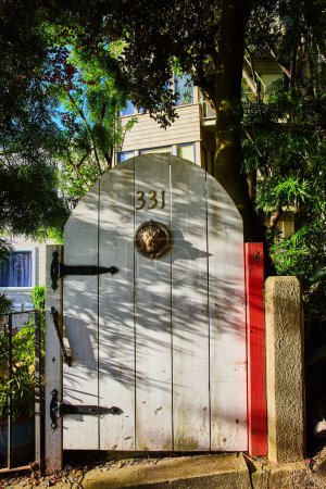 Foto de Imagen de Puerta curvada blanca con bisagras negras y entrada de cabeza de león en la puerta 331 - Imagen libre de derechos
