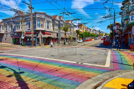 Bild aller vier Regenbogen-Armbänder an einem strahlend sonnigen Tag im Castro District
