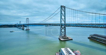 Foto de Imagen de la antena del Puente de Oakland Bay con lancha y muelle del Departamento de Bomberos de San Francisco - Imagen libre de derechos