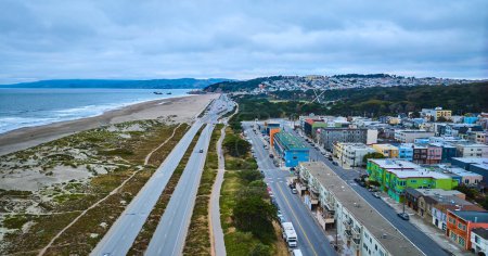 Téléchargez les photos : Image de Longue route partagée entre mer bleue d'eau avec plage et deux villes aériennes - en image libre de droit