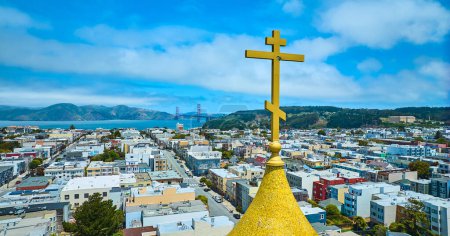 Téléchargez les photos : Image du crucifix orthodoxe aérien de la cathédrale Sainte Vierge russe avec pont Golden Gate au loin - en image libre de droit