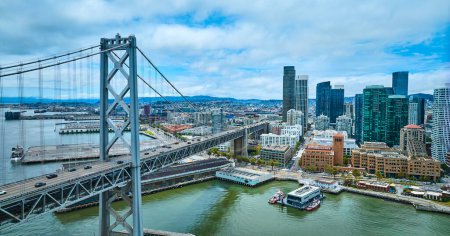 Téléchargez les photos : Image du pont aérien Oakland Bay avec vue sur les gratte-ciels de la ville et la jetée du service d'incendie de San Francisco - en image libre de droit