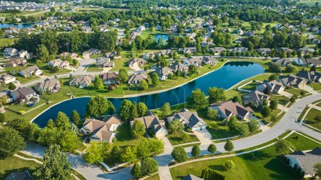 Téléchargez les photos : Image de Aerial sur les quartiers par une journée ensoleillée avec plusieurs étangs - en image libre de droit