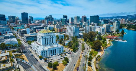 Téléchargez les photos : Image de vue large d'Oakland City en Californie avec antenne du palais de justice supérieur du comté d'Alameda - en image libre de droit