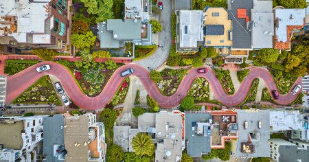 Téléchargez les photos : Image de Straight down view Lombard Street avec des voitures conduisant vers le bas rouge brique route aérienne - en image libre de droit