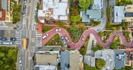 Téléchargez les photos : Image de droite vers le bas vue Lombard Street sommet de la colline avec des voitures conduisant vers le bas rouge brique route aérienne - en image libre de droit