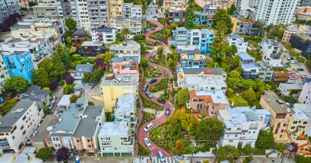 Téléchargez les photos : Image de Aerial regardant la rue Lombard et les maisons de plus loin avec des voitures descendant la route en brique rouge - en image libre de droit