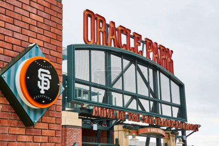 Téléchargez les photos : Image du panneau d'entrée du parc Oracle pour la maison des géants de San Francisco à la porte d'Odoul avec logo - en image libre de droit