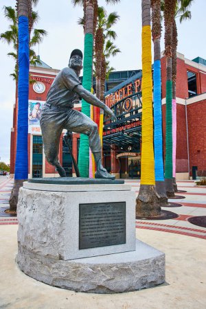 Téléchargez les photos : Image de la statue de Willie Mays avec des palmiers colorés derrière elle avec l'entrée du parc Oracle - en image libre de droit
