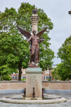 Téléchargez les photos : Image de Beneficence, Benny, statue en bronze avec fontaine à l'Université Ball State par Daniel Chester Français - en image libre de droit