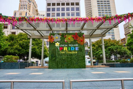 Téléchargez les photos : Image du panneau mural Union Square Pride avec des fleurs sur auvent en face du bâtiment Saks Fifth Avenue San Francisco, CA - en image libre de droit