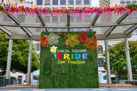 Téléchargez les photos : Image de Union Square Pride San Francisco mur vue de face avec des fleurs sur auvent, CA - en image libre de droit