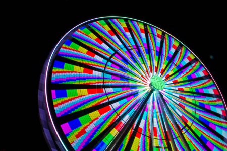 Téléchargez les photos : Découvrez le spectacle fascinant d'une grande roue vibrante la nuit à Gatlinburg, Tennessee. Cette image à longue exposition capture les motifs lumineux colorés des roues, créant une dynamique et - en image libre de droit