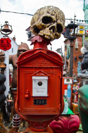 Foto de Caja de alarma de incendios vintage con cráneo y colecciones eclécticas en el mercado al aire libre en Louisville, Kentucky - Imagen libre de derechos